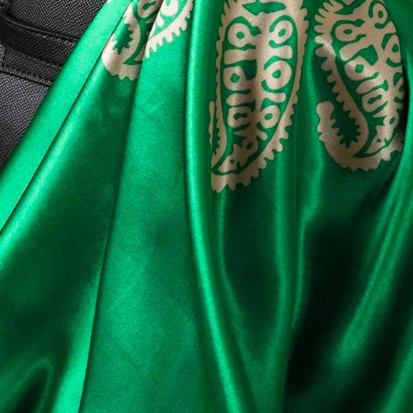 Elegant Green Paisley Scarf - Picture 3 of 5